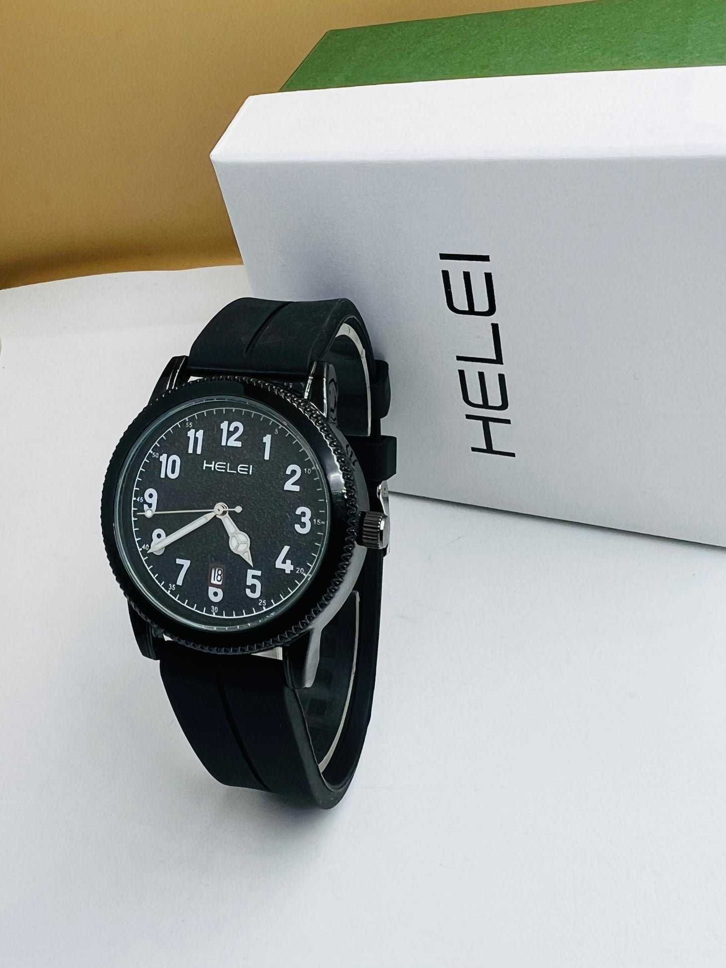 TOMMY Hilfiger 2 montres a 10000 livraison Abidjan 1500